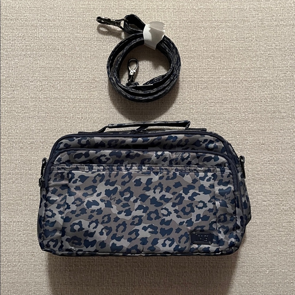 Lug Scoop Crossbody